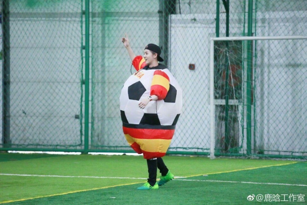 鹿晗六一,鹿晗关晓彤微博之夜鹿晗登台视频