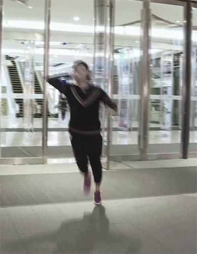 鹿晗球场飞吻单指双指,鹿晗跑男踢球飞吻哪一期