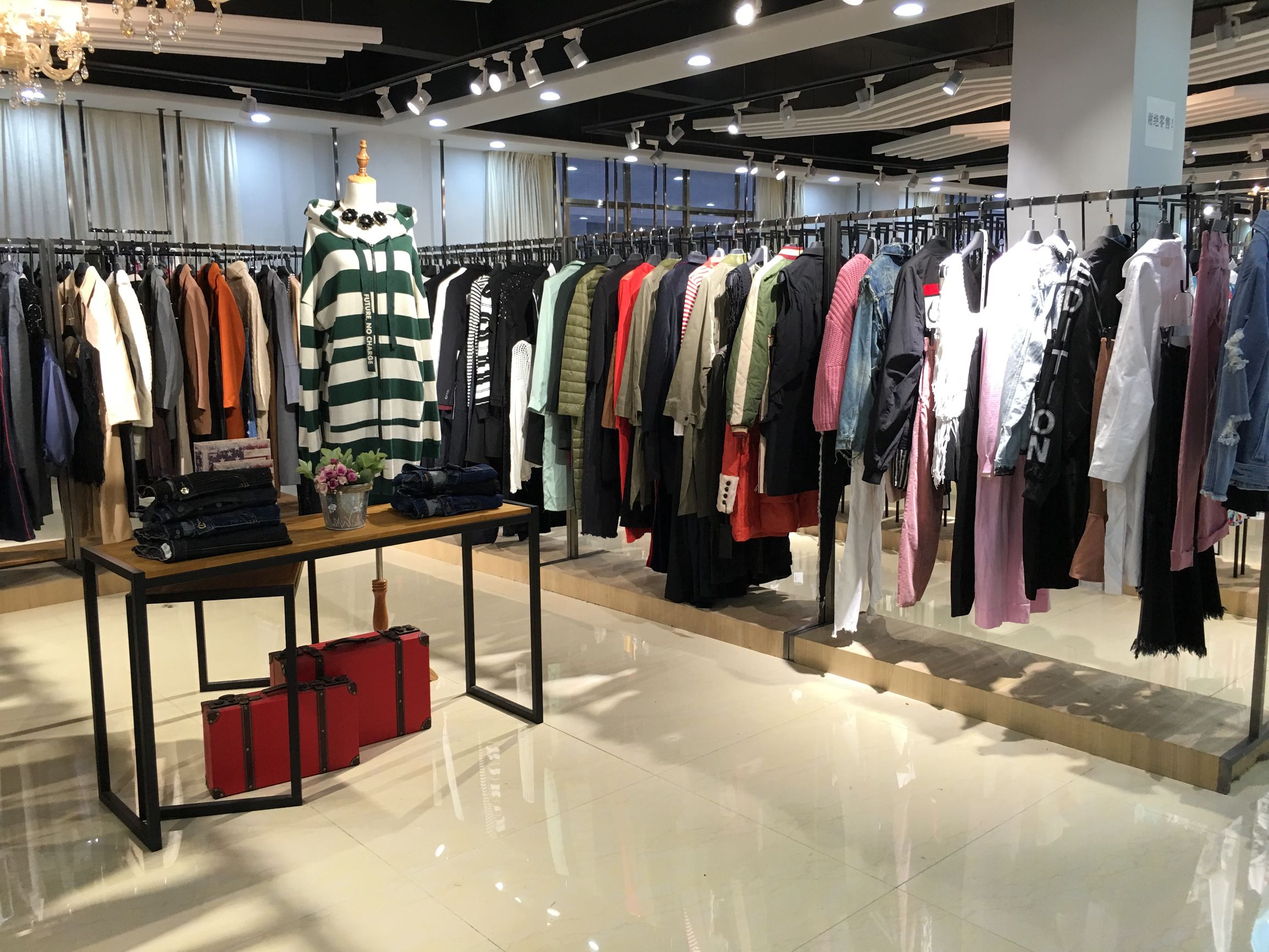 女装批发一手货源厂家,品牌折扣女装正品哪里拿货