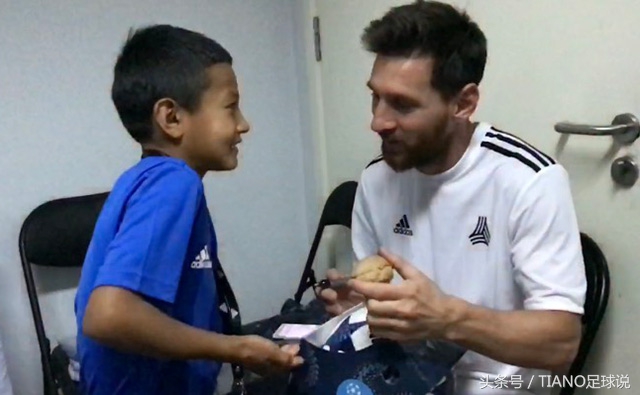 半月前托老师买足球的*疆新**少年如愿见到梅西