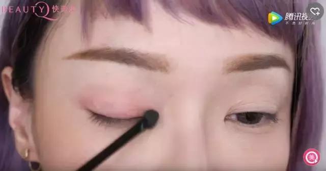 一个眼影盘搞定眼睛部分教程,粉色眼影盘妆容