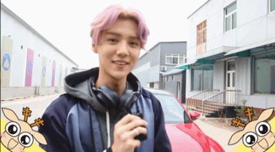 鹿晗球场飞吻单指双指,鹿晗跑男踢球飞吻哪一期