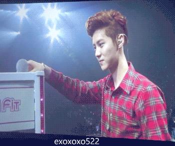 鹿晗球场飞吻单指双指,鹿晗跑男踢球飞吻哪一期