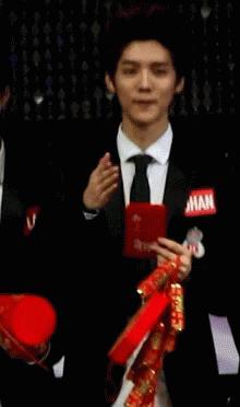 鹿晗球场飞吻单指双指,鹿晗跑男踢球飞吻哪一期