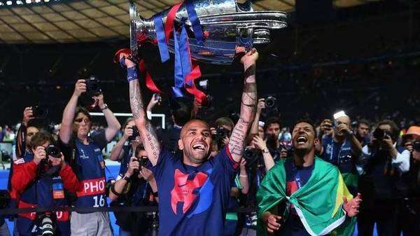 堕落和伟大的距离只有一根香蕉，阿尔维斯的热血奋斗史！