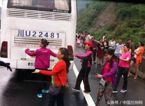 广场舞大妈和篮球小伙争场地后续,广场舞大妈和篮球小子终于对决了