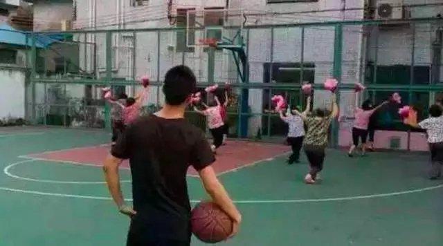 中国篮球十大奇葩事件,中国奇葩球场