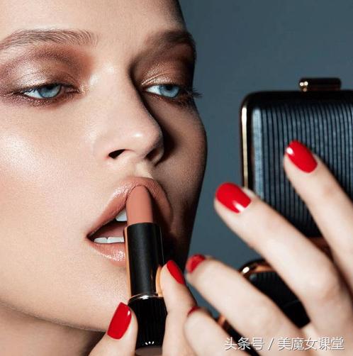 雅诗兰黛勾搭贝嫂，联名推出的限量高定彩妆终于进中国了！