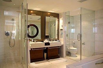 上周末和男朋友去旅游，发现酒店卫生间做成透明的，什么原因啊？