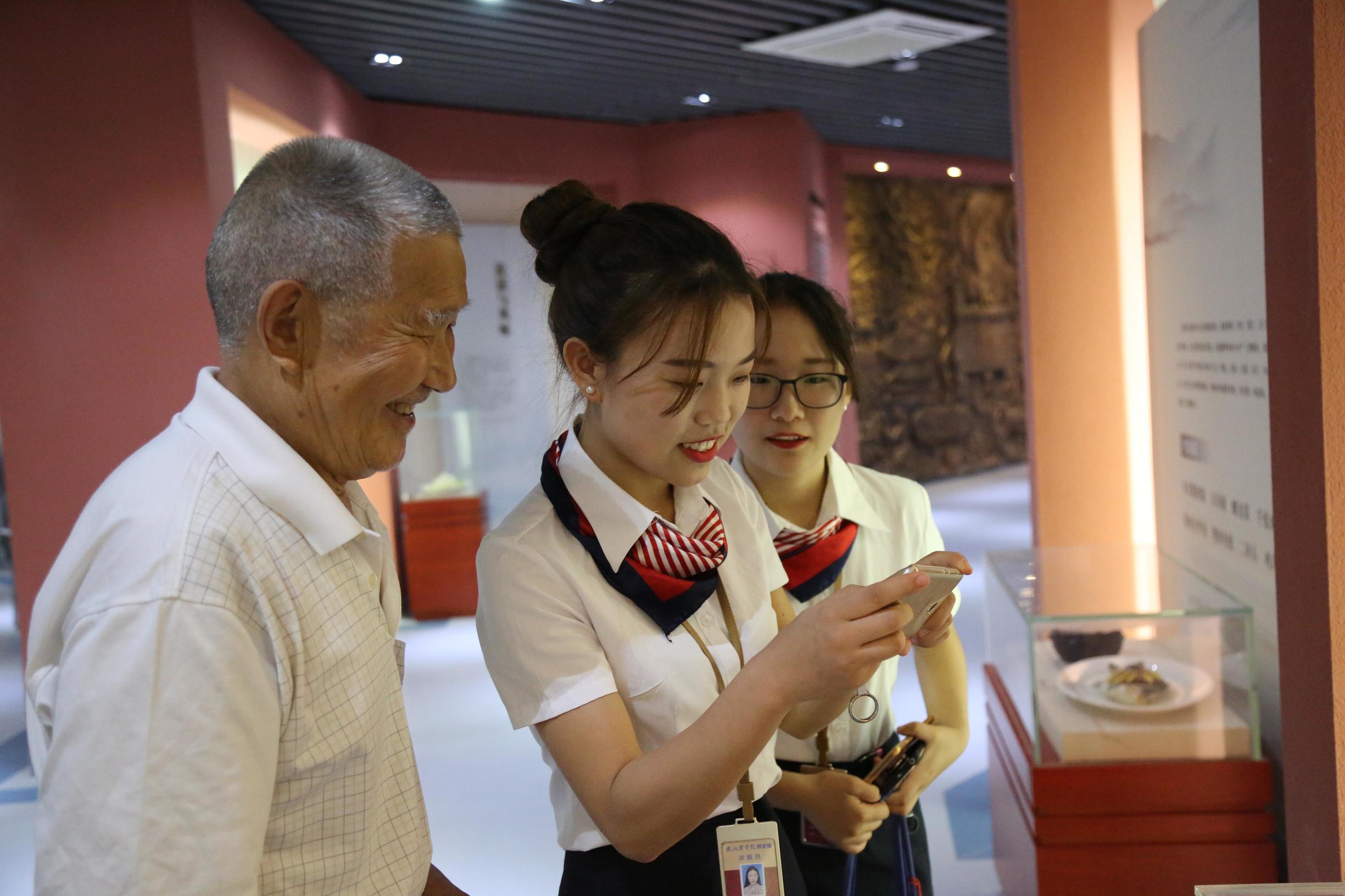 年近八旬市民饶有兴致参观武商院校史馆