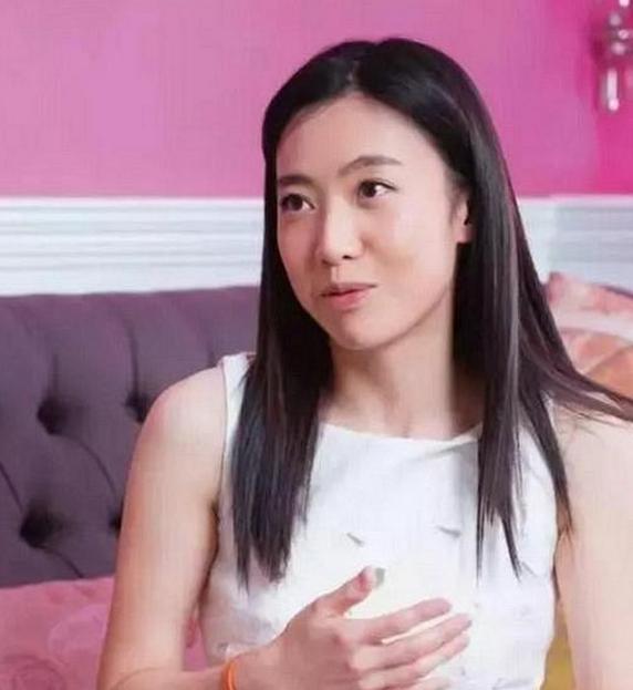 香港女首富甘比进化史,香港女首富甘比的逆袭之路