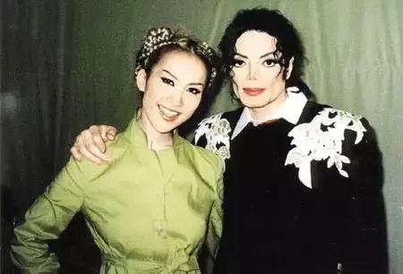 连贝克汉姆都为她牵马？最具国际范儿的超豪华朋友圈套餐曝光！