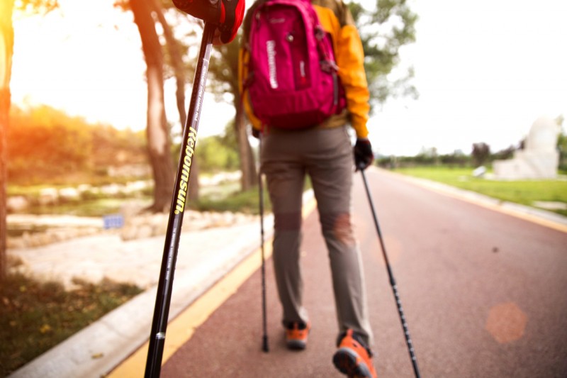 鲁滨逊在搭帐篷时遇到的三个困难,鲁滨逊登山杖的泥托怎么卸掉