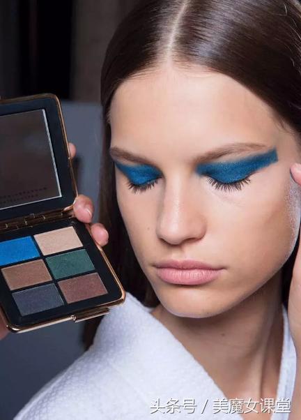 雅诗兰黛勾搭贝嫂，联名推出的限量高定彩妆终于进中国了！