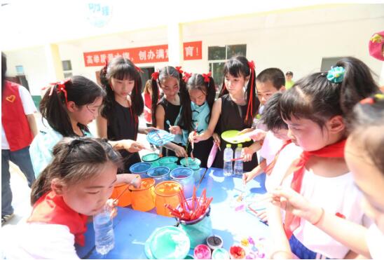 中建三局驻方新塆村扶贫工作队开展爱心助教活动