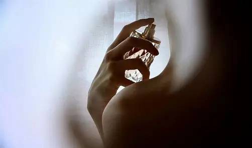 香水选错会怎么样,香水喷多了会熏出来吗