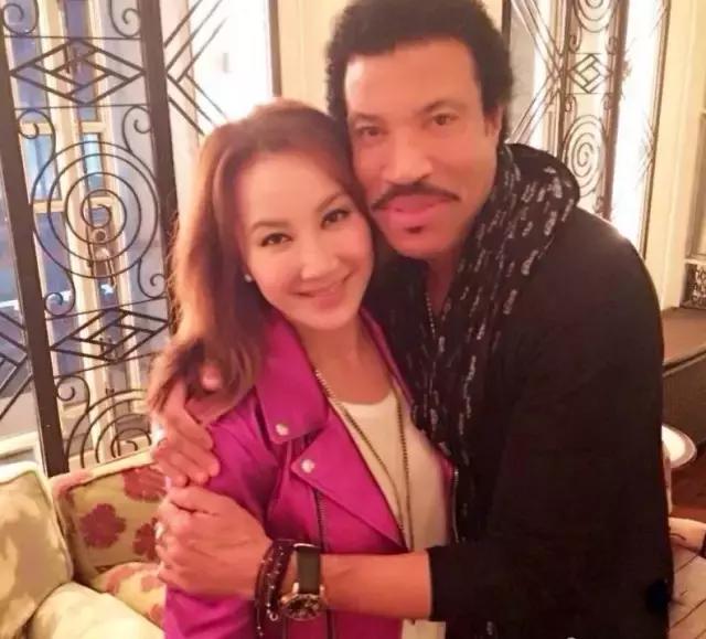 连贝克汉姆都为她牵马？最具国际范儿的超豪华朋友圈套餐曝光！