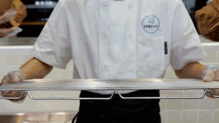 西南第一家吐司专门店，一出炉10分钟抢光！