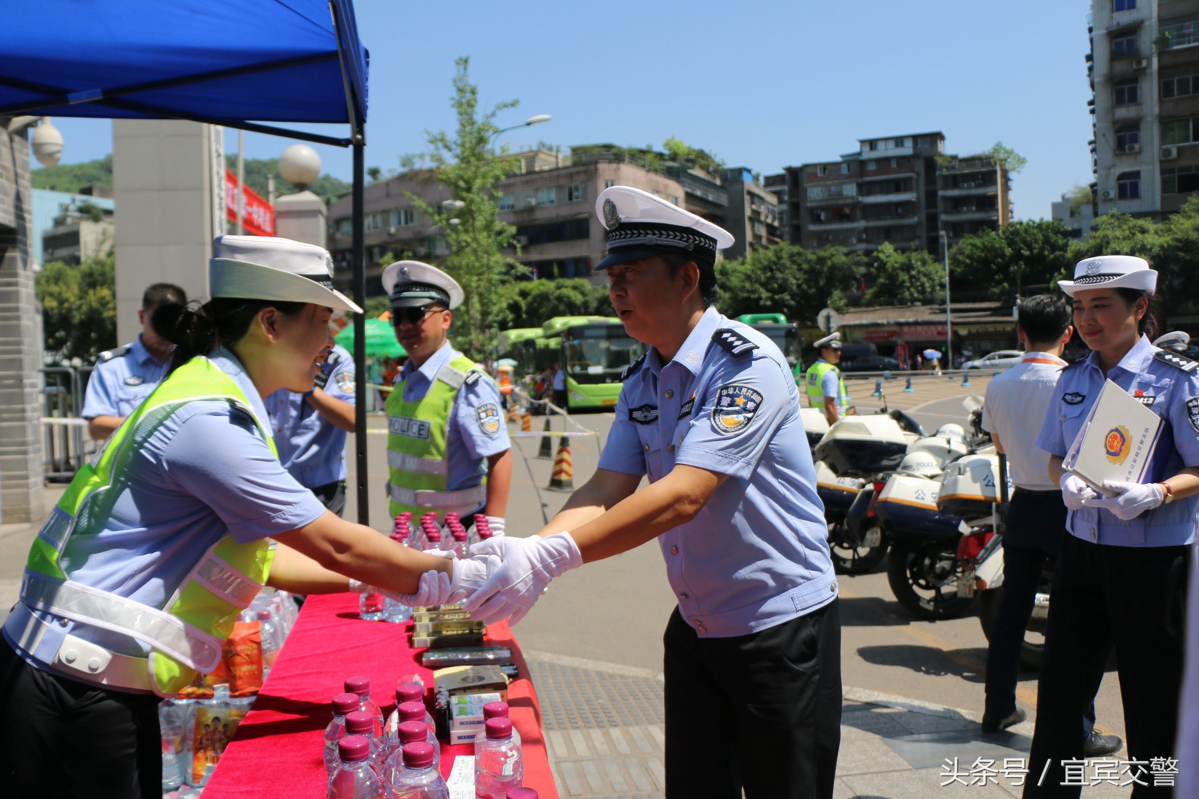 郑州爱心护考交警同行,爱心助考交警同行