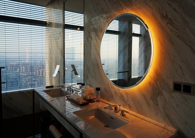 上周末和男朋友去旅游，发现酒店卫生间做成透明的，什么原因啊？