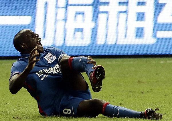 这是在踢球还是踢腿？球员要学会保护自己！