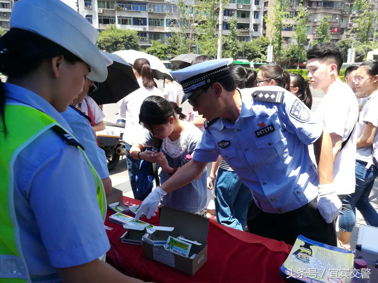 郑州爱心护考交警同行,爱心助考交警同行