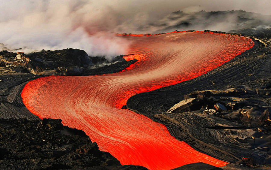 如果人要掉进火山口岩浆怎么逃生,人类掉进火山岩浆会怎么样