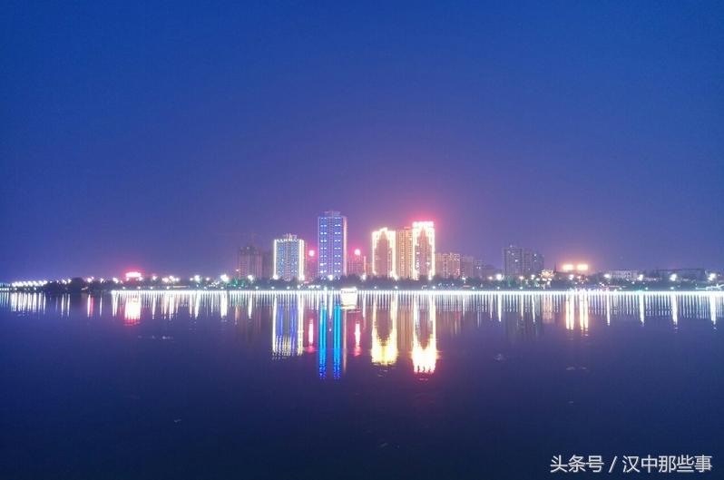 夜色dj女声版敢问路在何方,敢问路在何方路就在你脚下图片