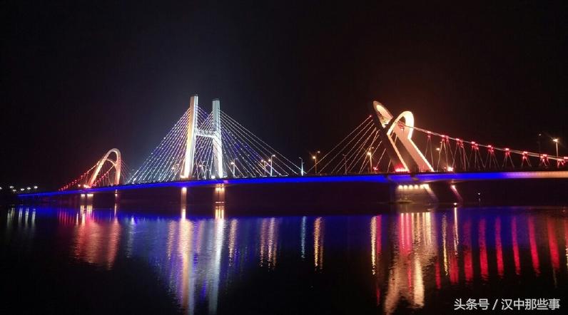 夜色dj女声版敢问路在何方,敢问路在何方路就在你脚下图片