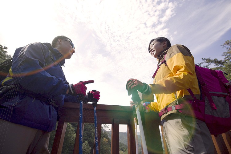 鲁滨逊在搭帐篷时遇到的三个困难,鲁滨逊登山杖的泥托怎么卸掉