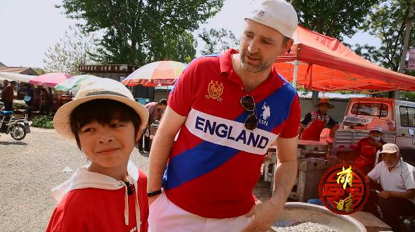 英国爸爸教中国混血儿英语,英国爸爸教混血儿子原视频