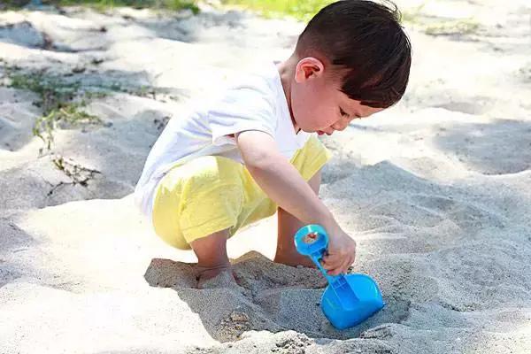 孩子爱粘人怎么解决,小孩粘人怎么克服