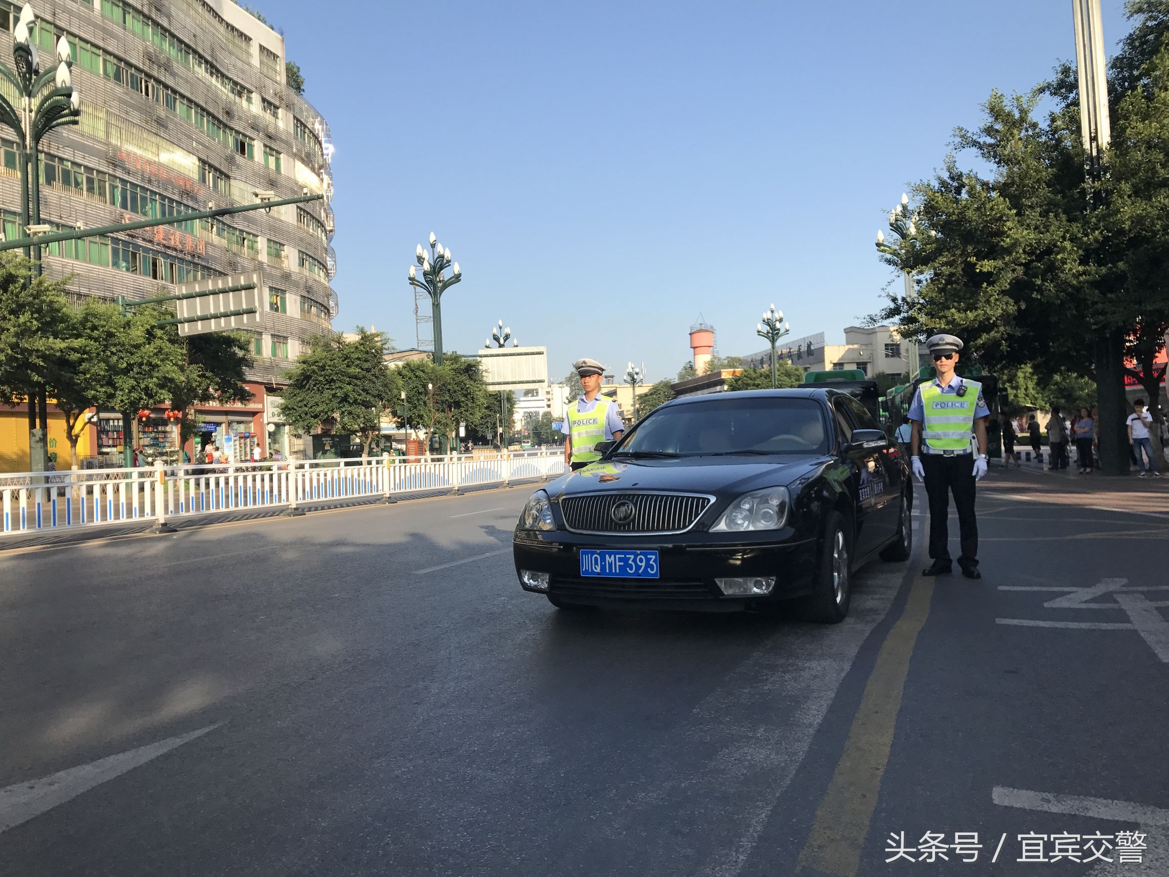 郑州爱心护考交警同行,爱心助考交警同行