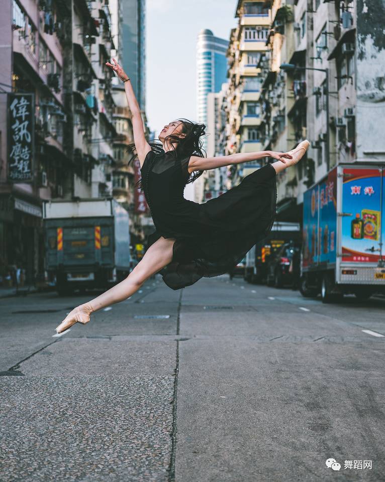 一群芭蕾舞者走上街头,一群芭蕾舞者视频