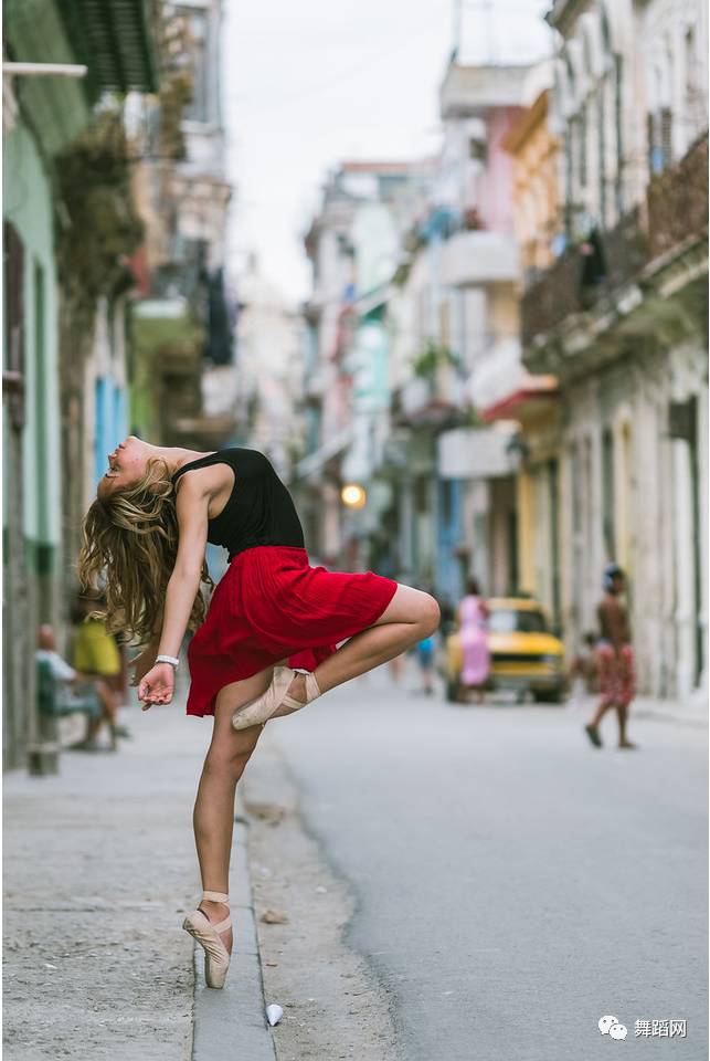 一群芭蕾舞者走上街头,一群芭蕾舞者视频