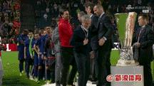 曼联拄拐天团夺冠视频,撒花庆祝完整版幼儿