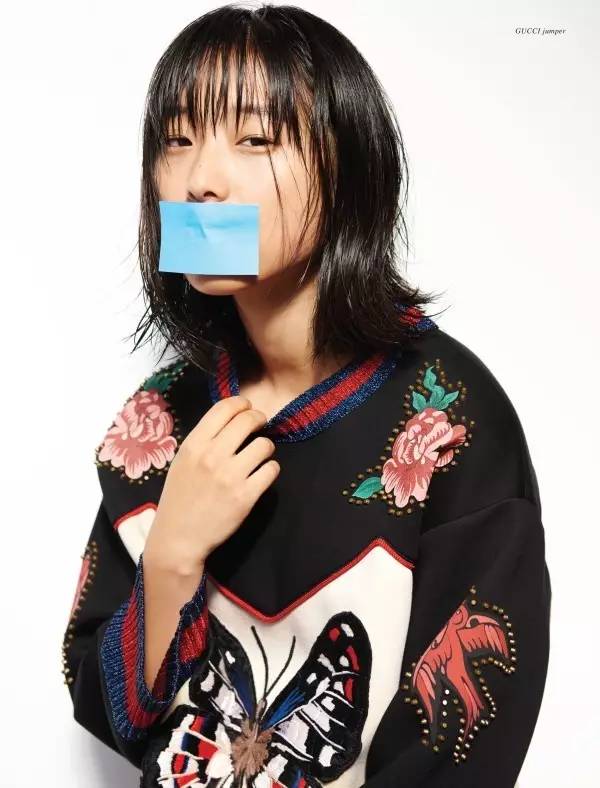 她是身高不到一米六的“丑小鸭”，靠才华和品位玩转时尚圈