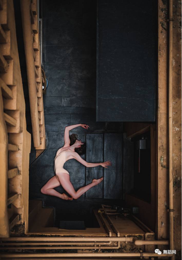 一群芭蕾舞者走上街头,一群芭蕾舞者视频