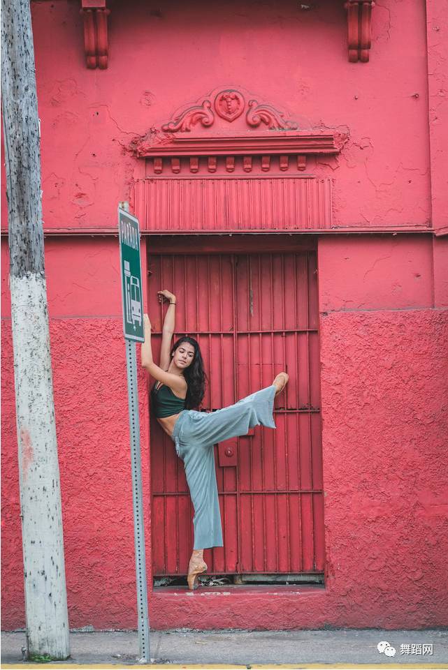 一群芭蕾舞者走上街头,一群芭蕾舞者视频