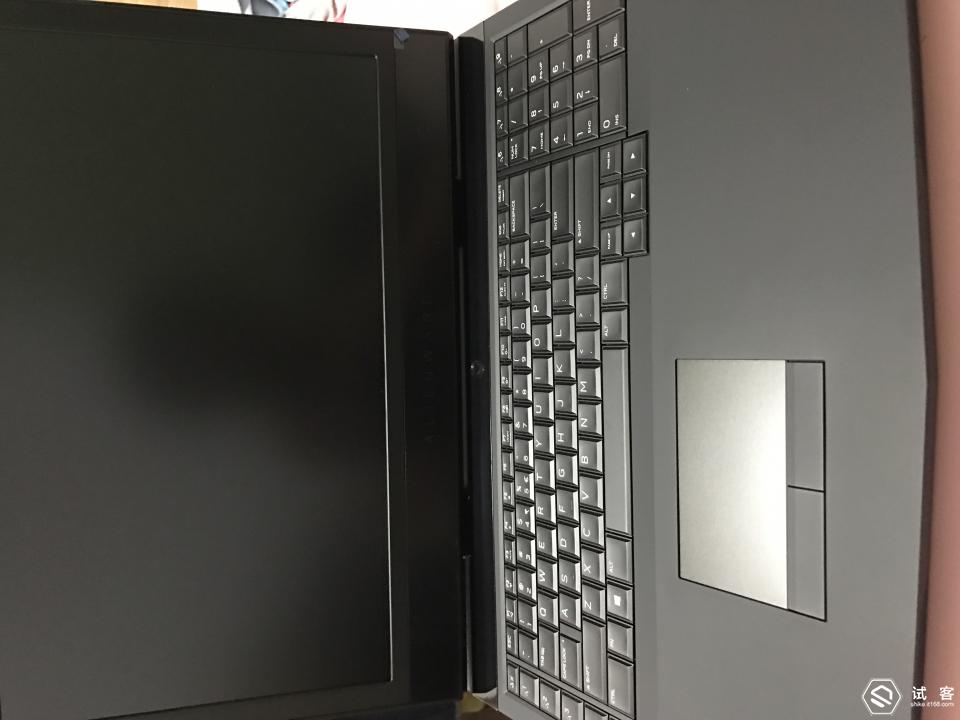 真的是实现了小时候的梦想啊，我大alienware真的是太酷炫了