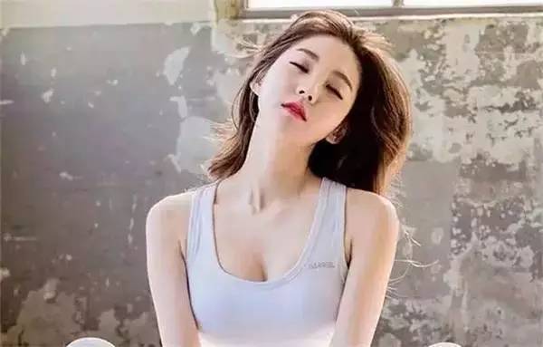 发际线低的女生适合什么发型,45岁女人发际线低适合什么发型