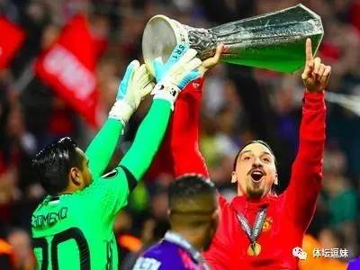 曼联拄拐天团夺冠视频,撒花庆祝完整版幼儿