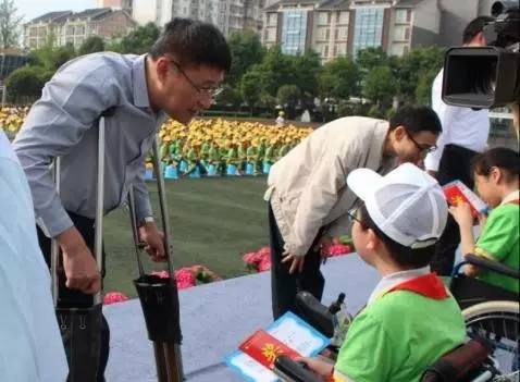 “爱与快乐在一起”——爱心助学颁奖典礼在都江堰友爱学校举行