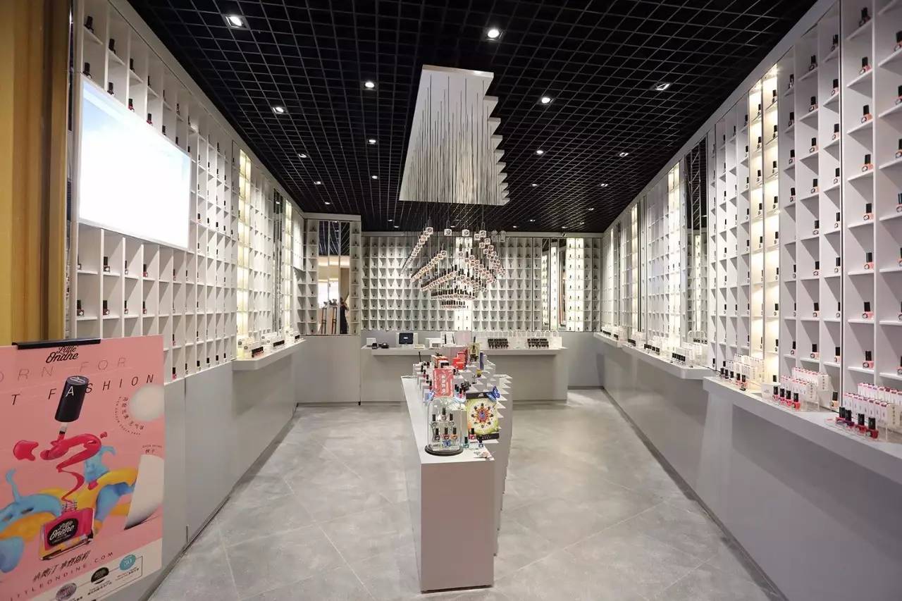 能把一条柴犬请来当服务员，也只有杭州这家新晋网红商场了吧……这波刷卡5折攻略，你一定收好！