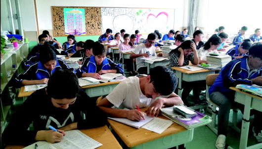 崂山二中百名*疆新**生今赴高考考场难舍青岛情