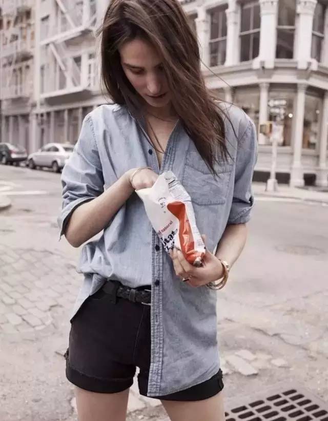 衣服塞裤子里怎么塞好看,塞衣服方法简单又好看