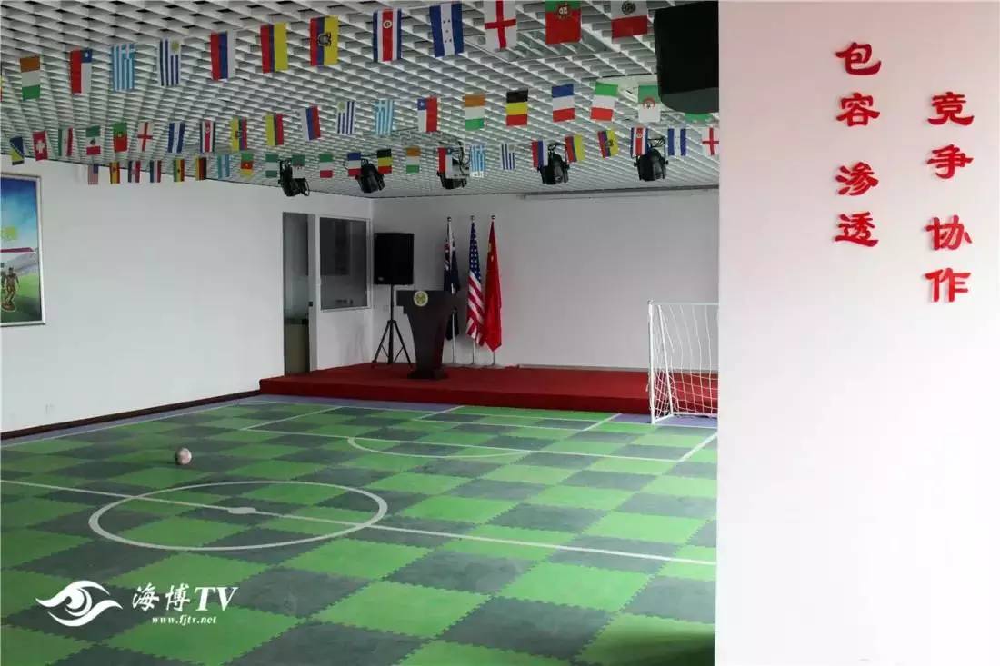 大力推广校园足球,用手拿球踢足球