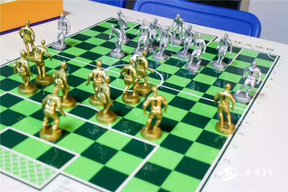 大力推广校园足球,用手拿球踢足球