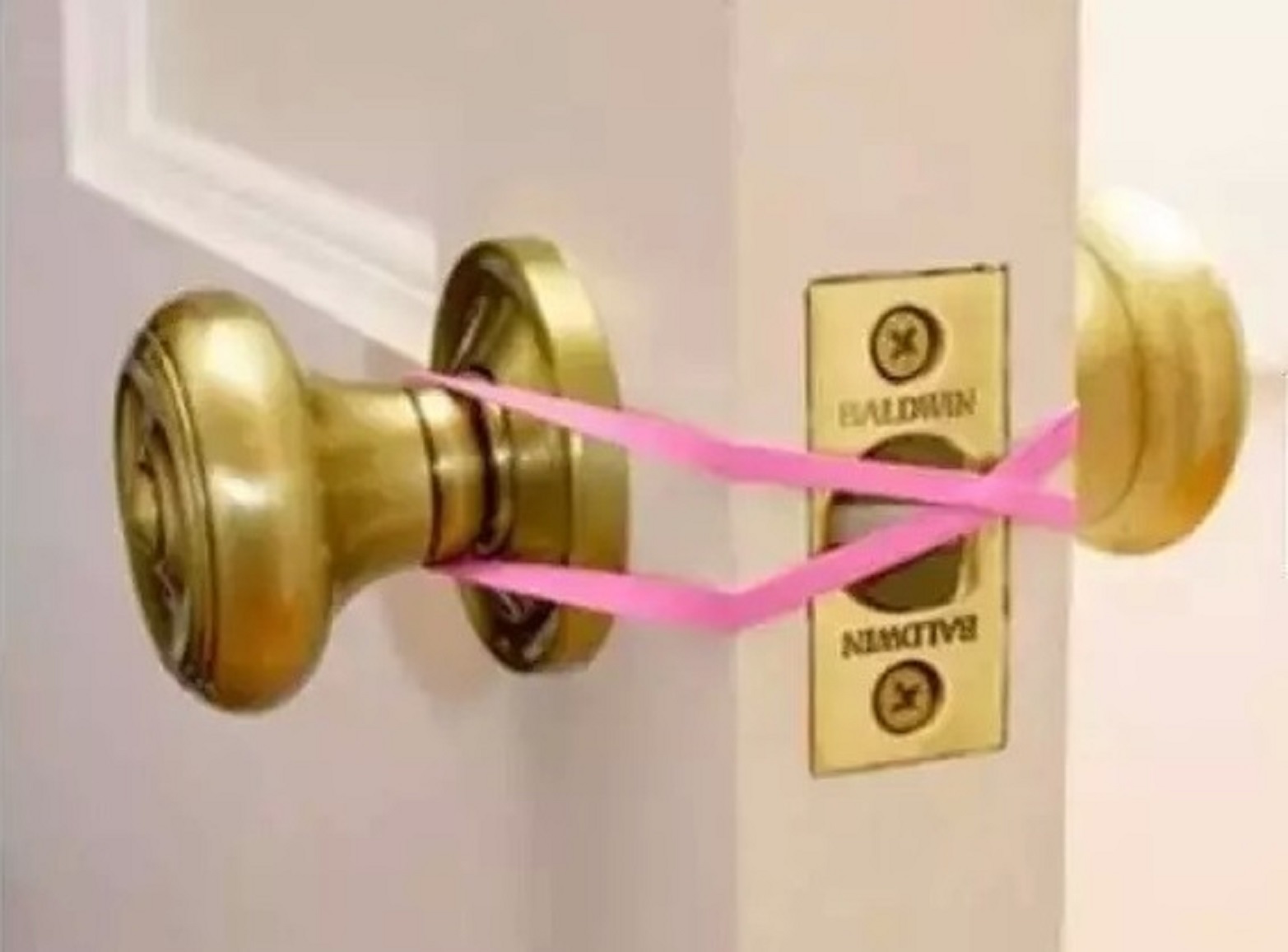 小孩子自己在卧室反锁了怎么办,孩子不谨慎把自己锁在保险柜