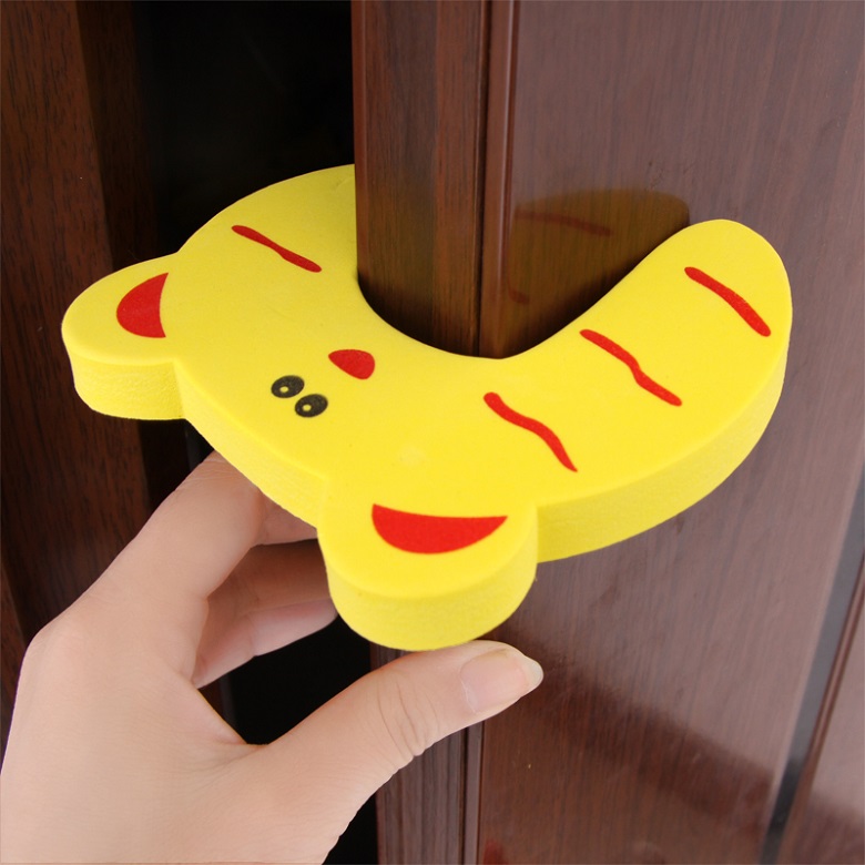 小孩子自己在卧室反锁了怎么办,孩子不谨慎把自己锁在保险柜